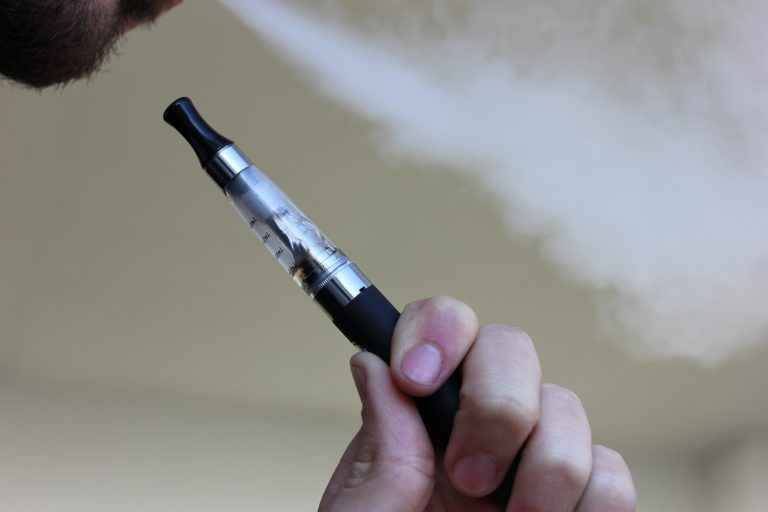 What Is a Disposable Vape Pen and How to Use It - E-cigs e-liquid ...